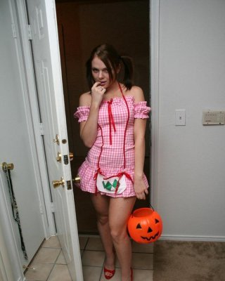 Bilder von it's sarah time demanding some candy
 #54960960