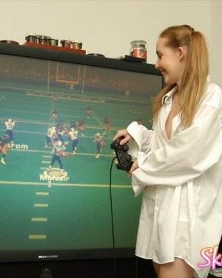 サッカーの試合を楽しむスキニーミンディの写真
 #59978084