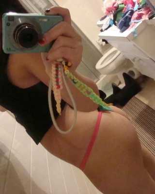 Bilder von atemberaubenden Teen-Amateuren, die Bilder von sich selbst machen
 #60852990
