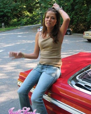 Bilder von nur sasha necken mit ihrem klassischen Auto
 #55816424