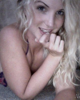 Bilder von Natalie Tyler, die sich vor der Webcam in einem knappen Bikini zeigt
 #59686935