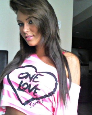 Sexy Webcam-Modell aubrey neckt in einem süßen Outfit und Tanga
 #60267822