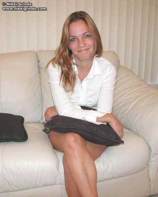 Nikki macht sich bereit, ihr neues Spielzeug zu benutzen
 #59781456