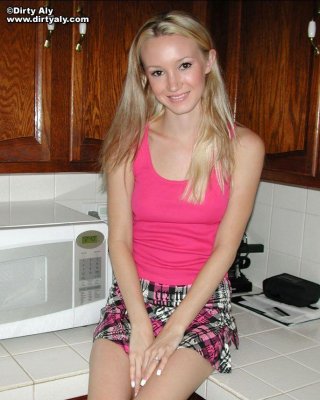 Bilder von teen dirty aly strippen völlig nackt für Sie
 #54069882