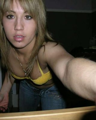 Chick Posing In Kinky Selfpics While Pussy-playing On Cam