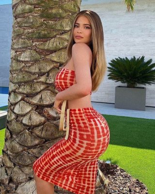 Kylie Jenner shows off her ass and cameltoe wearing tight jeans outside a  church Porno Fotos, XXX Fotos, Imagens de Sexo #3230678 - PICTOA