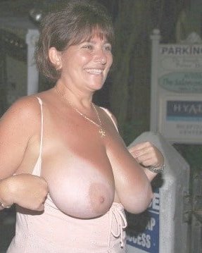 郊外の女性 539
 #103504919