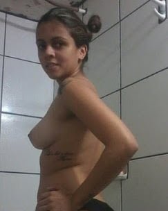 Moreninha tirou fotos nua no banheiro
 #90880682