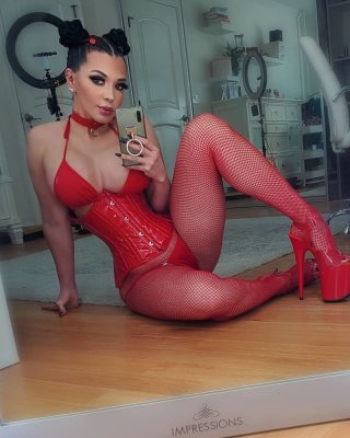 Andrea sexy Bimbo Schlampe große gefälschte Titten & Arsch dsl
 #99554761