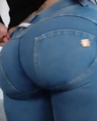 Quel cul ! une croupe rebondie dans un jeans moulant
 #103105400
