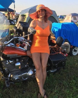 二輪車のセクシーな女性
 #94562444
