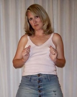 Dick und sexy kleine Titten Milf mit großen Arsch und Oberschenkel
 #94660580