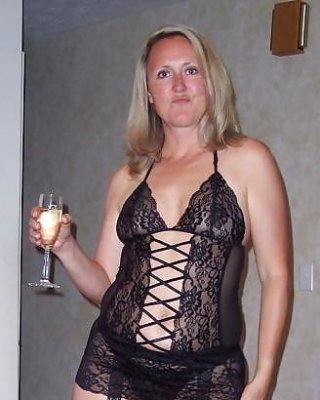 Dick und sexy kleine Titten Milf mit großen Arsch und Oberschenkel
 #94660581