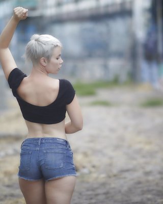 Süßes Mädchen sieht aus wie Junge
 #95368518