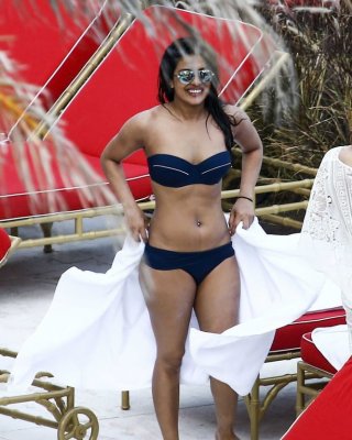 Papparazzi Priyanka zweiteiliger Bikini
 #92225426