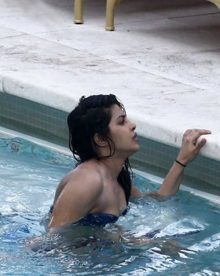 Papparazzi Priyanka zweiteiliger Bikini
 #92225438