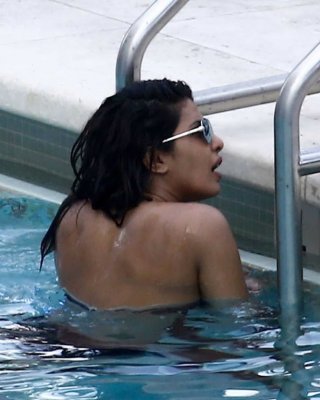 Papparazzi Priyanka zweiteiliger Bikini
 #92225456