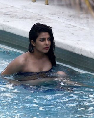 Papparazzi Priyanka zweiteiliger Bikini
 #92225462