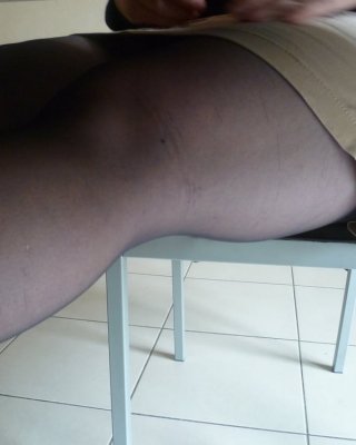 On appercoit les bas de ma milf salope
 #97092113