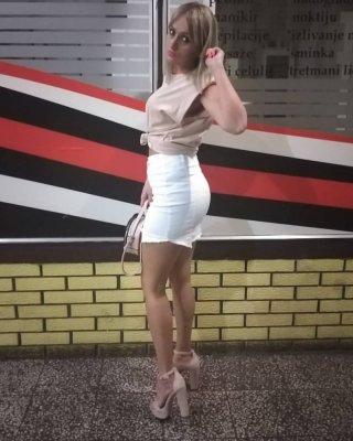 Serbische schöne skinny blonde Mama tanja jakovljevic
 #93110016