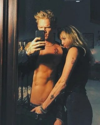 Miley cyrus
 #104971318