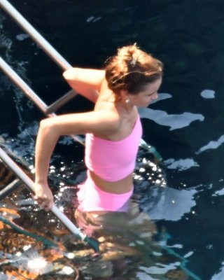 Emma watson rosa bikini 2020
 #87873314