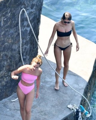 Emma watson rosa bikini 2020
 #87873329