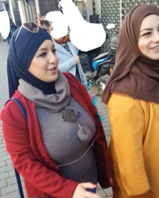 Zwei arabische Hijab-Mädchen mit riesigen Titten spionieren auf der Straße
 #104610658