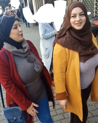 Zwei arabische Hijab-Mädchen mit riesigen Titten spionieren auf der Straße
 #104610659