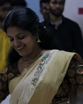 Yashirin kamerada uni uyquga yotqizib, barcha teshiklarda sikayotgani tasvirlangan Bikini sikish