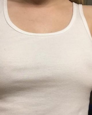 トップスから見える乳首
 #100680977