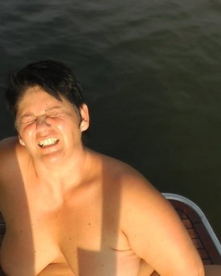 Annadevot - boot spezial: pissen und masturbieren aus dem bad
 #106588450