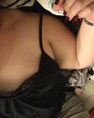 Gelangweilt und geil im Bett
 #106747493
