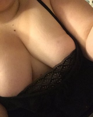 Gelangweilt und geil im Bett
 #106747494