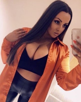 Busty Irish Brunette: Aideen