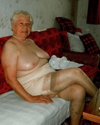 Oma und reife Frau
 #81110852