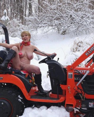 Nackt im schnee auf einen traktor
 #91622567