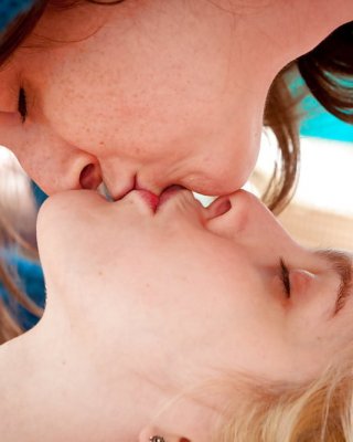 Mädchen küsst Mädchen
 #99330737