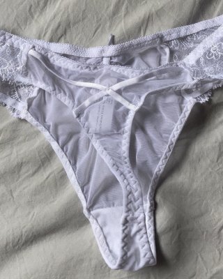 Une amie et ses dessous
 #95774503