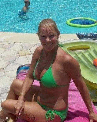 Wanking Bikini Milfs Mix