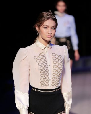 Braless-Bilder von Gigi Hadid
 #79622526
