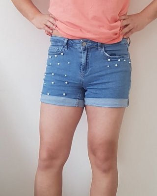 Denim Shorts und nackte Beine
 #101354052
