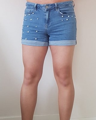 Denim Shorts und nackte Beine
 #101354055