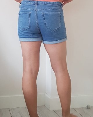 Denim Shorts und nackte Beine
 #101354058