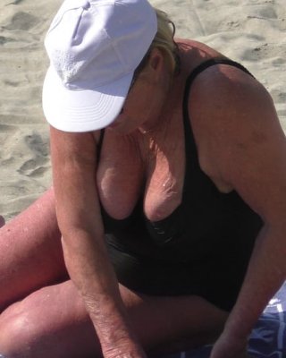 Hübsche Oma
 #92343272