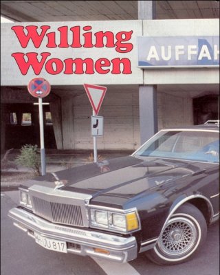 Zwei geile Mädchen bei einem Dreier
 #98119840