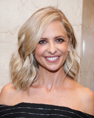 Sexy MILF Sarah Michelle Gellar