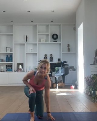 オランダ人女性 ウェンディ・ヴァン・ダイク ヨガ
 #100056270