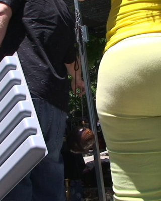 YELLOW BIG ASS PAWG