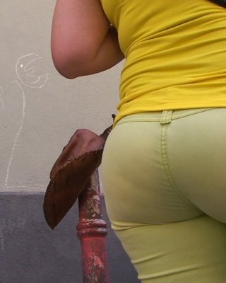 YELLOW BIG ASS PAWG